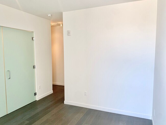 Building Photo - HIP 2BR/2BA Inner Mission Boutique Condo w...