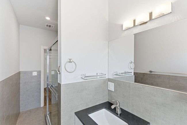 Building Photo - 903 Pine St