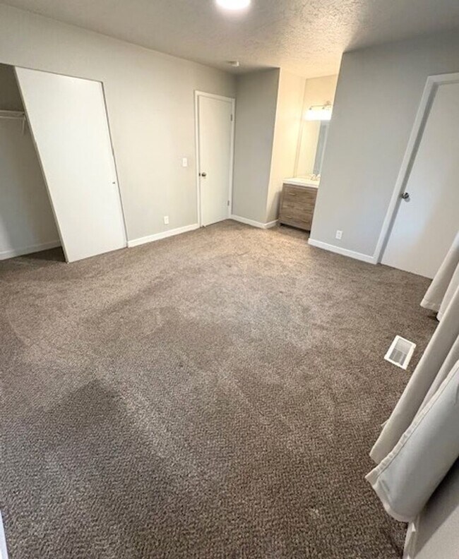 Building Photo - 5 Bed / 3 Bath Townhome in Murray!