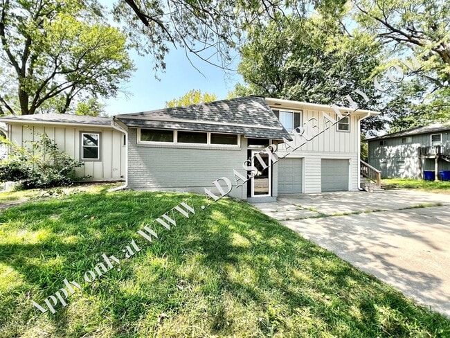 Building Photo - Spacious Shawnee Duplex-Available NOW!!
