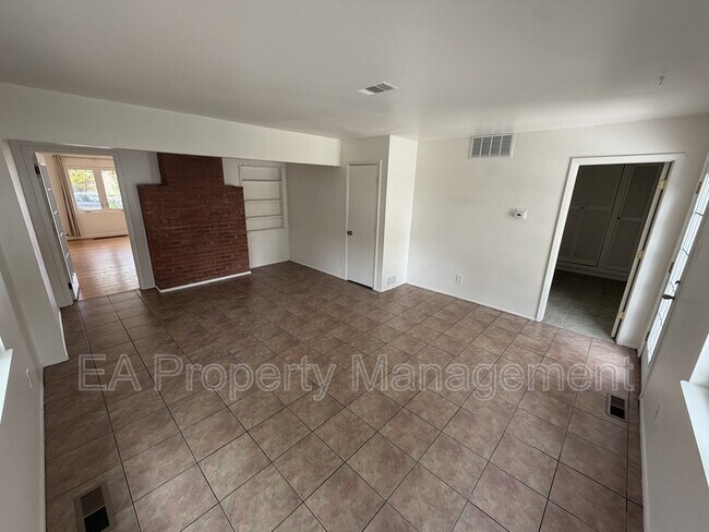 Building Photo - 3925 Mesa Verde Ave NE