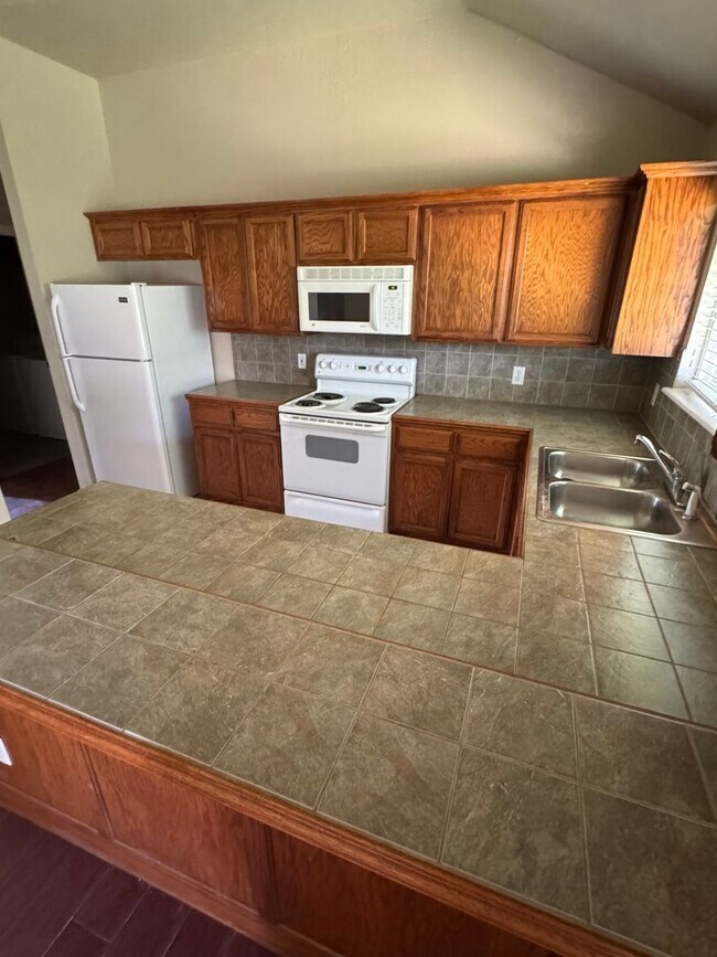Building Photo - 3 bedroom 2 bath home close to campus