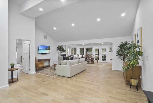 Building Photo - 1315 Normandy Dr NE