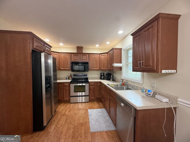 Building Photo - 70 Golden Oaks Dr