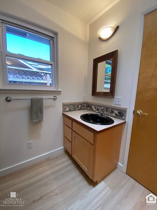 Building Photo - Inviting 3BD/2BA Home in Glen Ellen