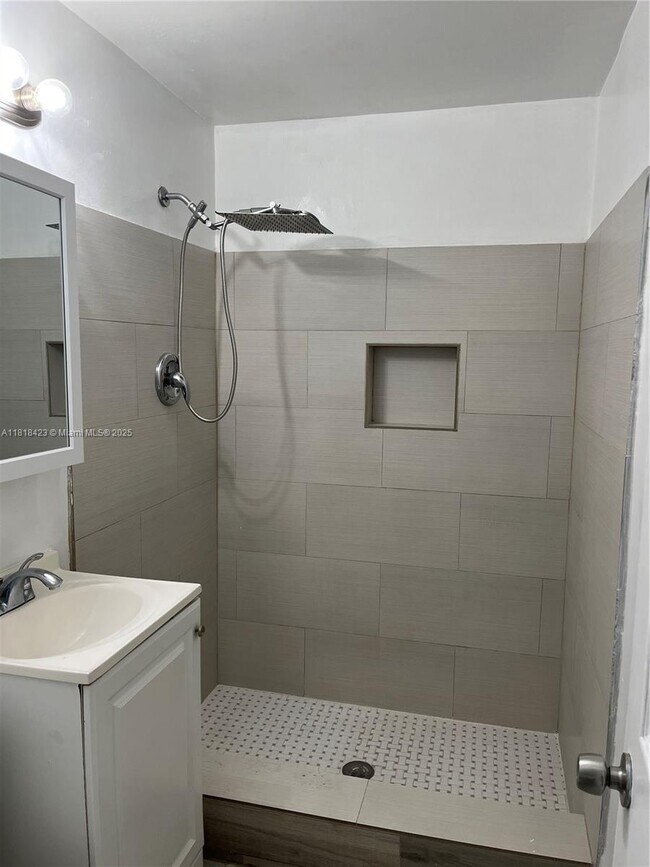 Building Photo - 8415 Crespi Blvd