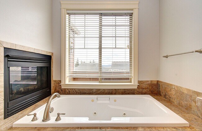 Building Photo - Beautiful 2 Story Town Home - Riverview Terrace Washougal!