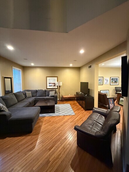 Living Room - 1006 Glendevon Dr