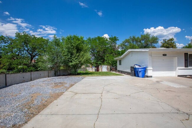 Building Photo - 9949 E Sego Lily Dr