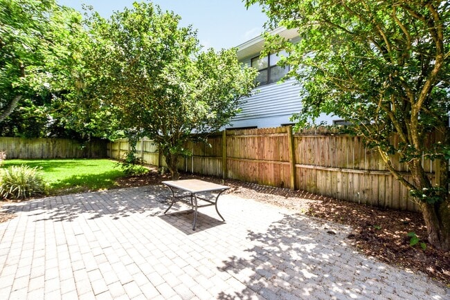 Building Photo - Charming 4/2 Colonial Town North Home with...