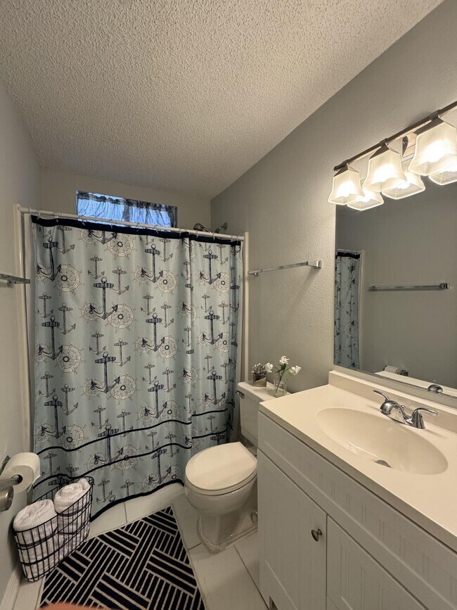 Building Photo - 1310 NE 14th Ct