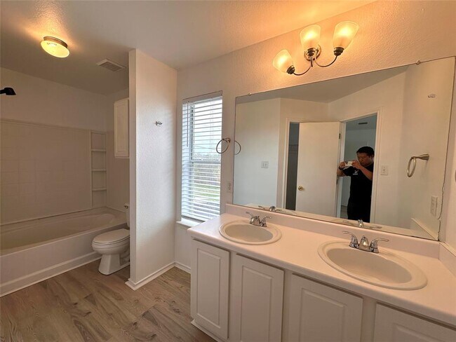 Building Photo - 722 Lavaca Loop