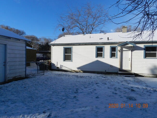 Building Photo - 2 Bedroom / 1 Bathroom Home in Madras Oregon