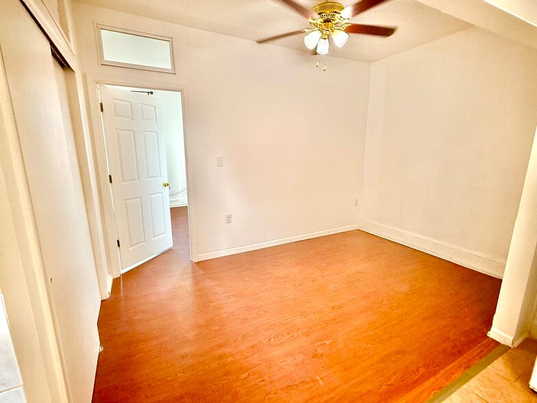 livingroom - 1418 Wolf St