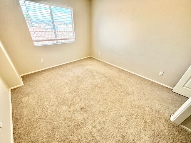 Building Photo - LIMITED TIME ONLY: $500 OFF 2ND MONTH'S RENT -MOVE IN W/IN TWO WEEKS TO TAKE ADVANTAGE of this Be...