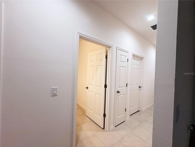 Building Photo - 1568 Sky Lks Dr