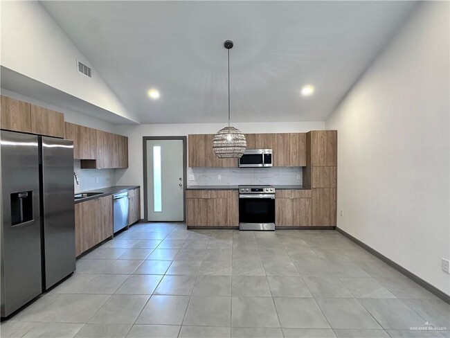 Building Photo - 1308 E Iris Ave