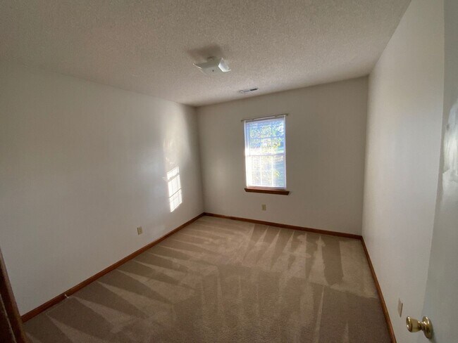 Building Photo - 3 BR 2 BA Southwest