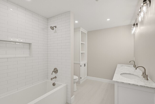 Building Photo - 35 Poquanticut Ave
