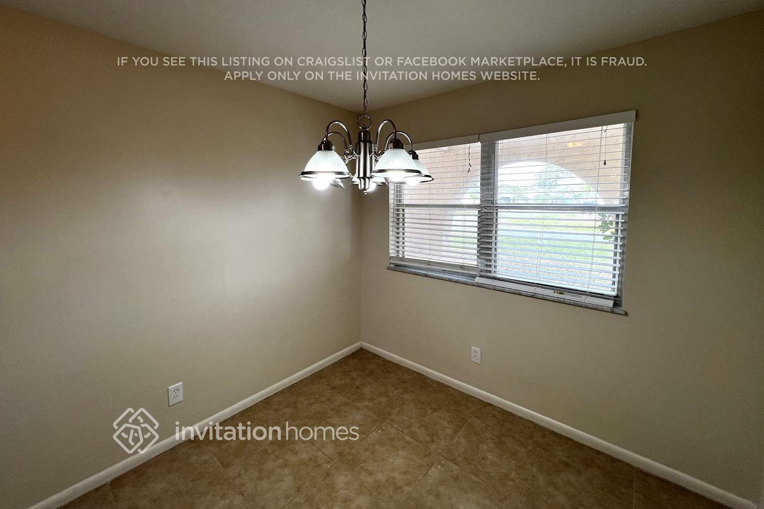 Building Photo - 832 SE Thornhill Dr