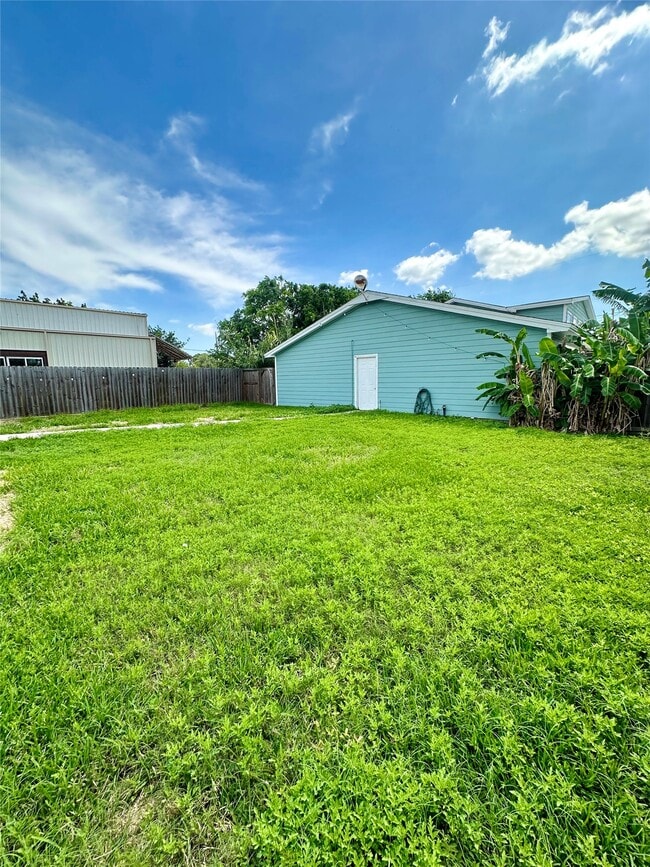 Building Photo - 1402 Avenue K