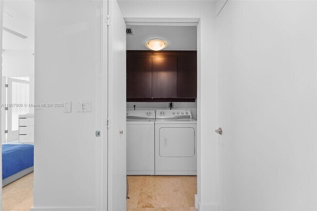 Building Photo - 665 NE 25th St