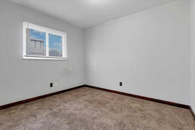 Building Photo - 454 E 16th Ave