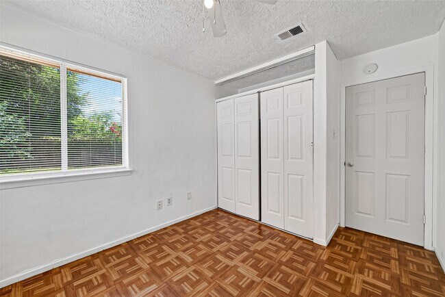 Building Photo - 4632 Greenwood Dr