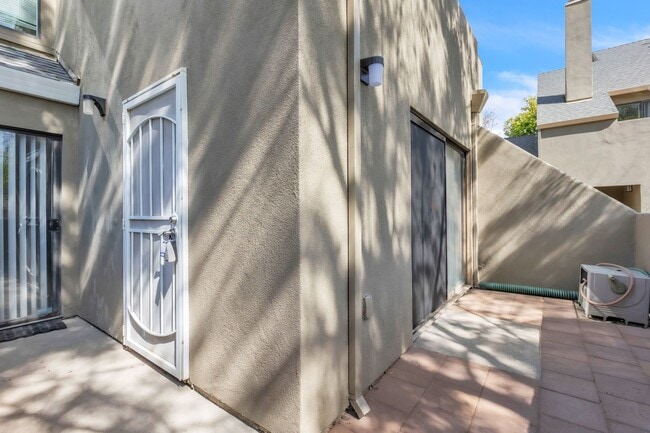 Building Photo - **Completely Remodeled ** 1BR/1BA w/ Private Patio + Garage in Sacramento **