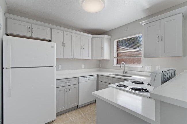 Building Photo - 5800 Belmoor Dr