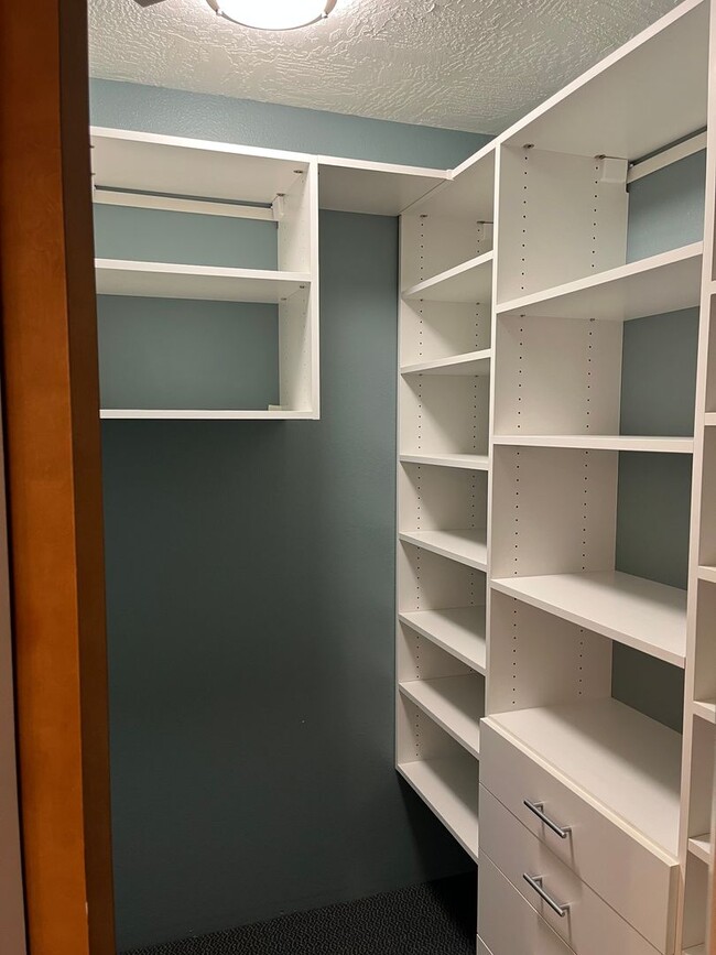 Building Photo - Beautiful Large 1 Bedroom Apartment in McMinnville