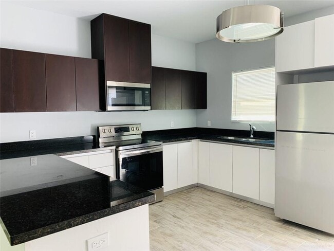 Building Photo - 15 Valeria St