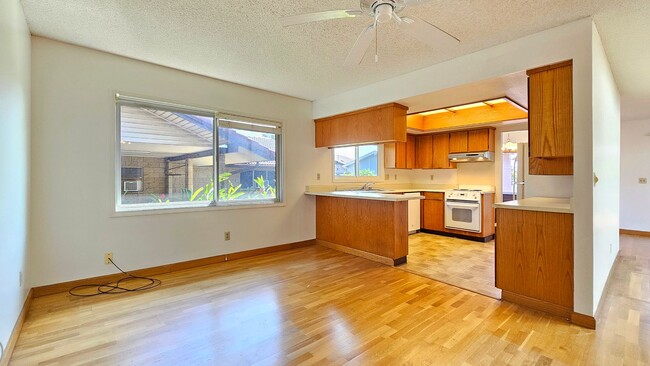 Building Photo - Salt Lake community, single-level 3 bedroo...