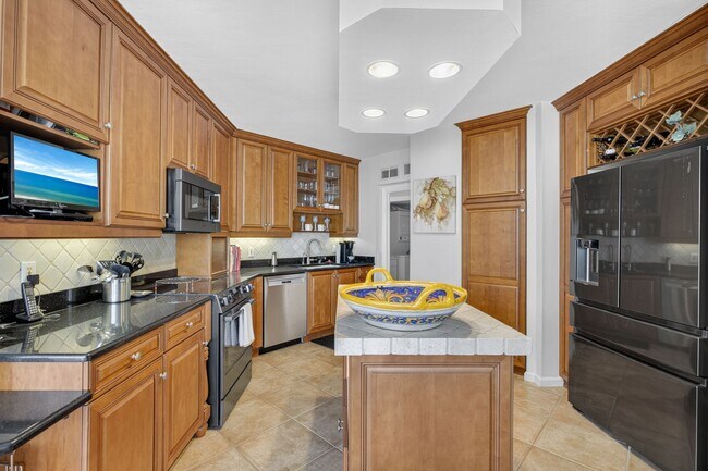 Building Photo - Rare 18th-Floor 3 bed, 3 bath Beachfront C...