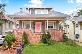 Building Photo - Spacious Home In University Area