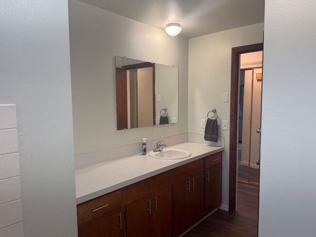 Building Photo - Large 2 bedroom duplex