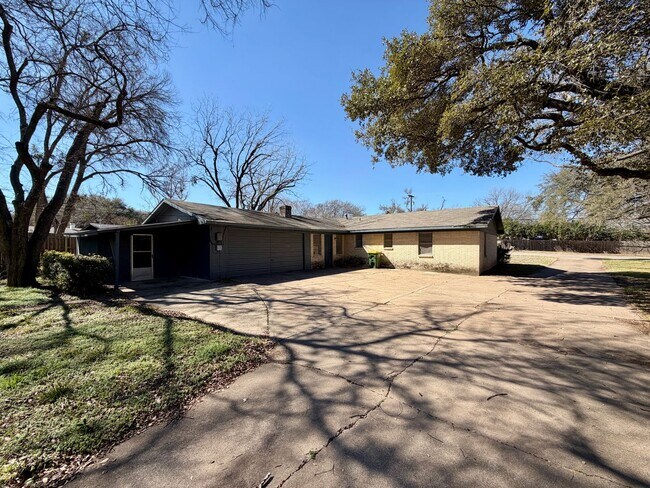 Building Photo - Single Family Home | Midway ISD