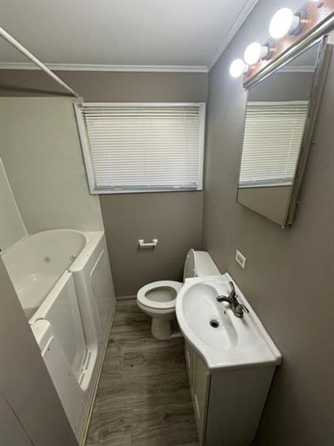 Building Photo - 1102 N Lincoln Ave