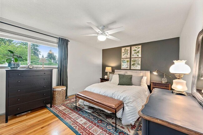 Building Photo - Spacious 4 Bed Lakewood Home w/ 2 Kitchens...