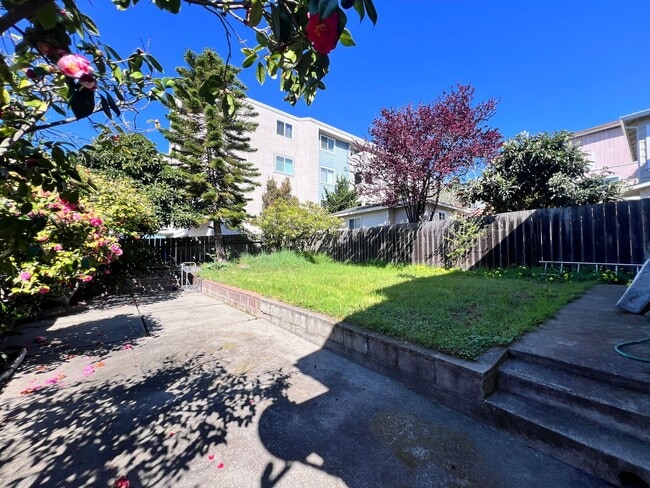 Building Photo - $1,000 OFF FIRST MONTH'S RENT!!!! Cozy 3 BD/2 BATH Single Family Home With 2 Floors Located in Al...