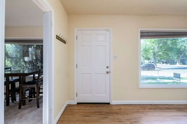 Building Photo - Newly Updated Liberty Wells Duplex!!