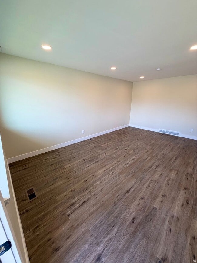 Building Photo - Modern & Updated Living in the Heart of Draper