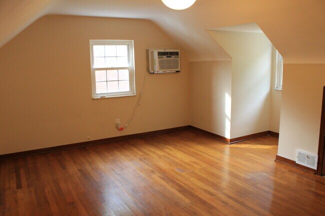 Building Photo - 272 Barclay Ave