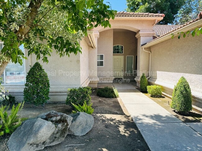 Building Photo - 2012 Riverview Dr