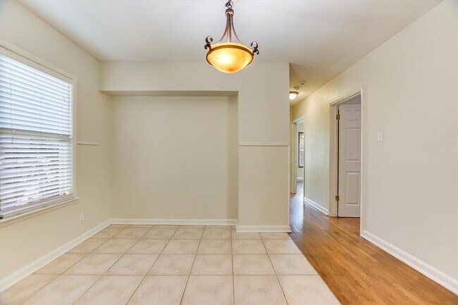 Building Photo - 208 Braeswood Rd