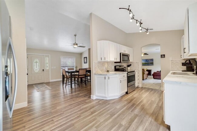 Building Photo - 40140 Palm St