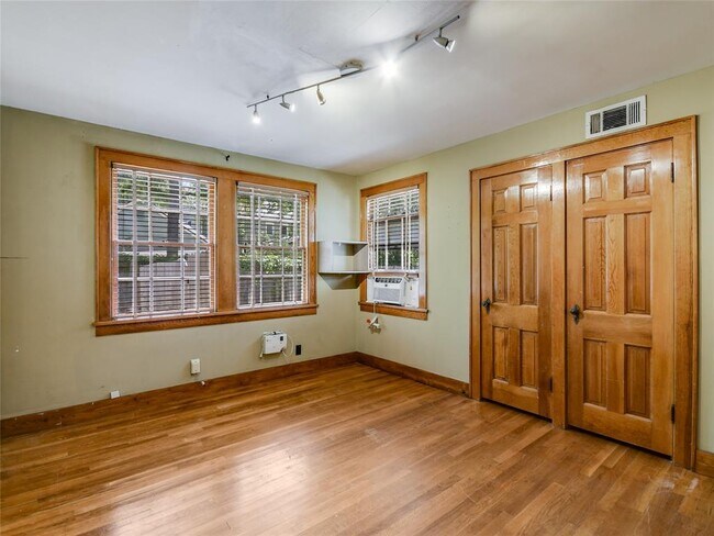 Building Photo - 2304 Longview St