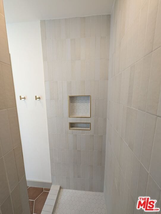 Building Photo - 1015 Granville Ave