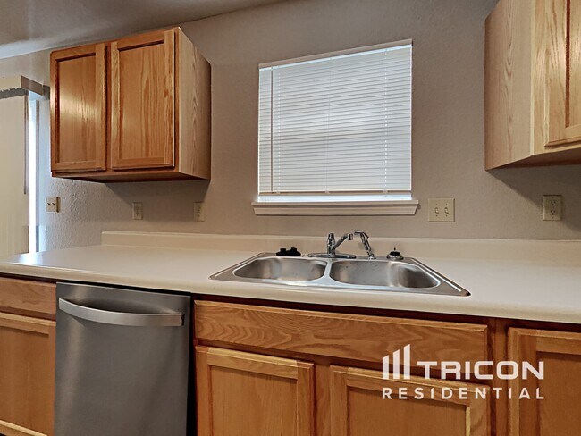 Building Photo - 619 Sweet Creek Dr