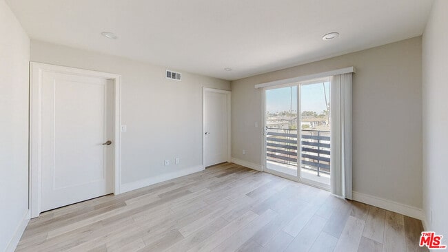Building Photo - 953 N Mariposa Ave